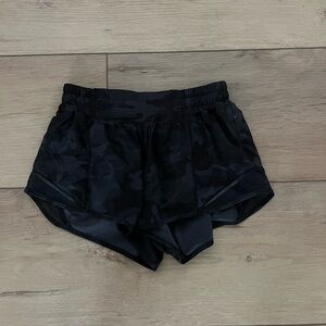 Women’s Lululemon Hotty Hot Shorts! Size 4 & 2.5 Inches!